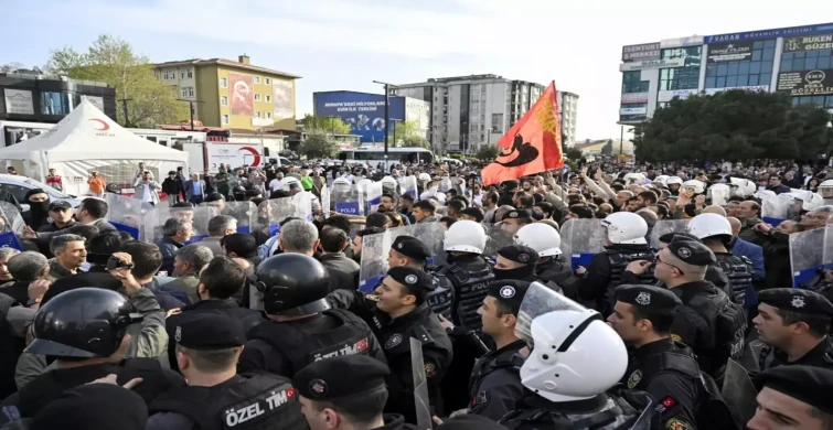 Esenyurt'ta gerilim: DEM Partili grup MHP bayrağı asılı evleri taşladı!