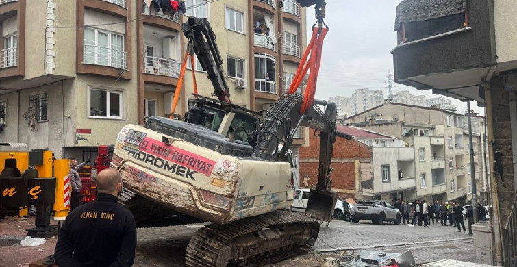 Esenyurt'ta İş Makinesi Devrildi