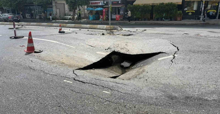 Esenyurt'ta İSKİ'nin ana su boru hattı patladı, cadde göle döndü