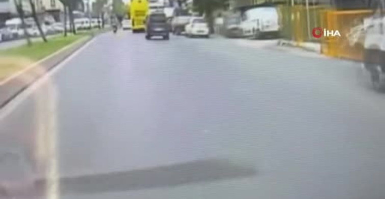 Esenyurt'ta Motokurye İETT Otobüsüne Çarptı