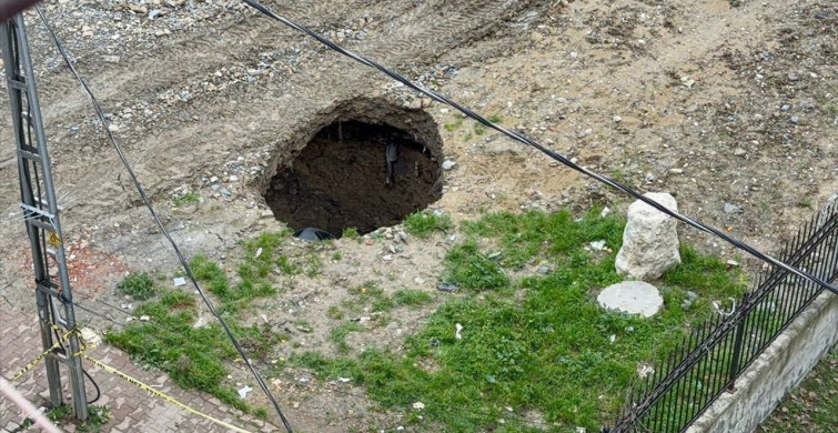 Esenyurt'ta Otomobil Çukura Düşünce Sahibi Sevindi