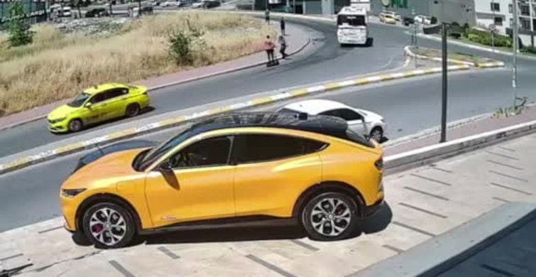 Esenyurt'ta otomobil, ters yönde giden scooter sürücüsüne çarptı