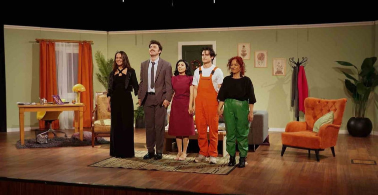 Esenyurt'ta 'Sara'yı Evlendirmek' Tiyatro Oyunu Tam Not Aldı