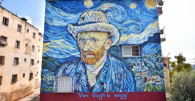 Eski Binanın Yüzü Van Gogh'la Kaplandı
