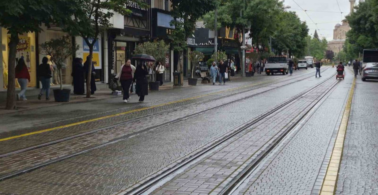 Eskişehir hafif sağanak yağışla güne başladı