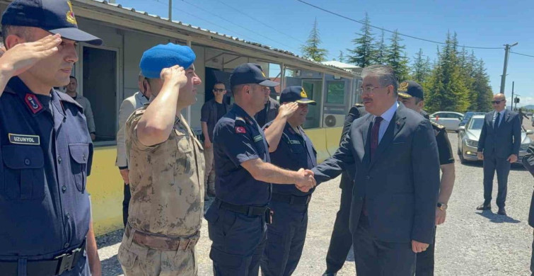 Eskişehir Valisi Yılmaz, Jandarma Noktasında Sürücülerle Bayramlaştı