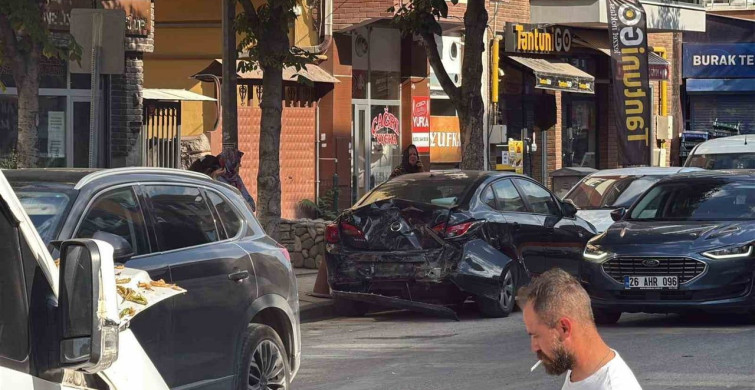 Eskişehir'de 4 aracın karıştığı trafik kazasında 9 kişi yaralandı
