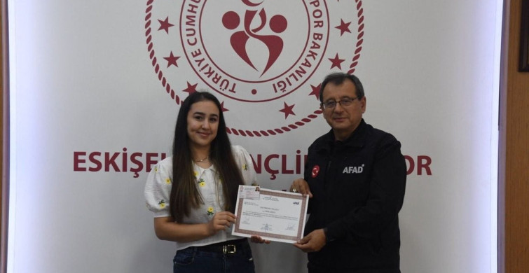 Eskişehir'de afad gönüllüsü öğrenciler ilk yardım belgelerini aldı