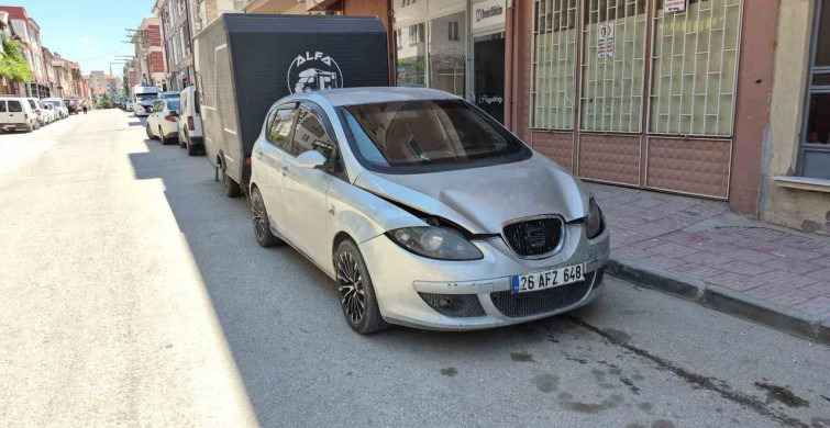 Eskişehir'de alkollü ve ehliyetsiz sürücünün otomobili park halindeki araçlara çarptı