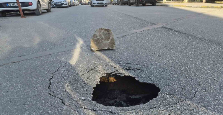 Eskişehir'de Asfalt Yol Çöktü: Sürücüler Tedirgin