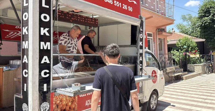 Eskişehir'de boşanma kutlaması lokma dağıtılarak yapıldı