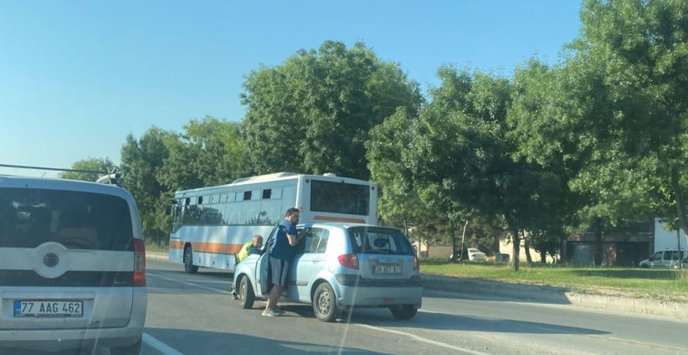 Eskişehir'de bozulan aracı polis iterek kenara çekti