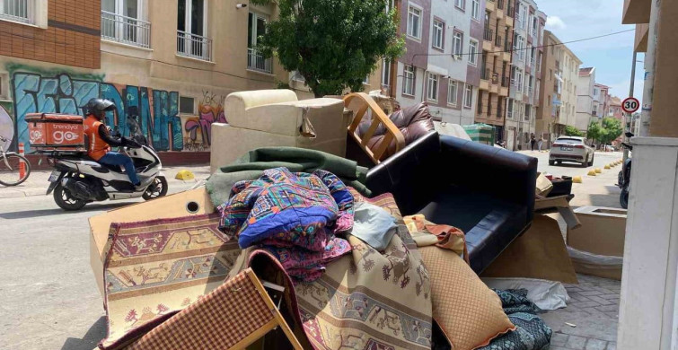 Eskişehir'de Çöp Kenarına Bırakılan Hurda Eşyalar Yaya Güvenliğini Tehdit Ediyor