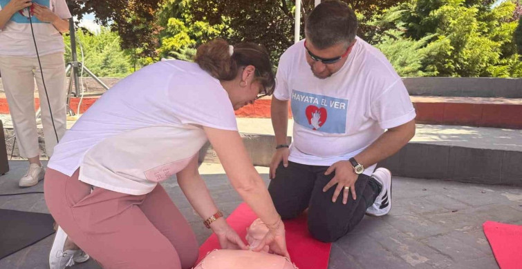 Eskişehir'de doğru kalp masajı tekniği uygulamalı olarak gösterildi