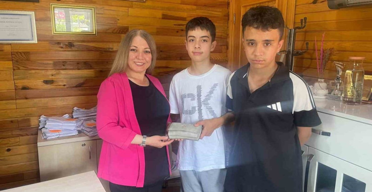 Eskişehir'de Dürüstlük Örneği: İki Çocuk Cüzdanı Sahiplerine Teslim Etti