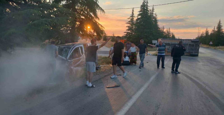 Eskişehir'de hafif ticari araç ile traktör çarpıştı: 2 yaralı