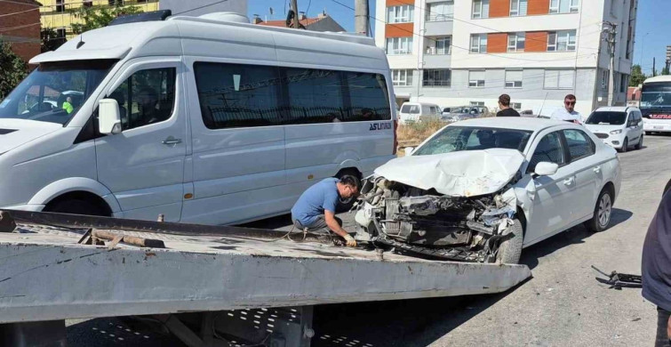 Eskişehir'de iki belediye aracının karıştığı trafik kazasında iki kişi yaralandı