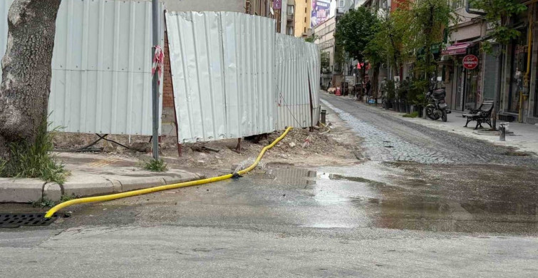 Eskişehir'de İnşaat Alanında Hortum Patladı, Sokak Göl Oldu