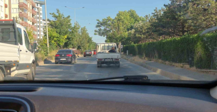 Eskişehir'de kamyonet kasasında tehlikeli yolculuk