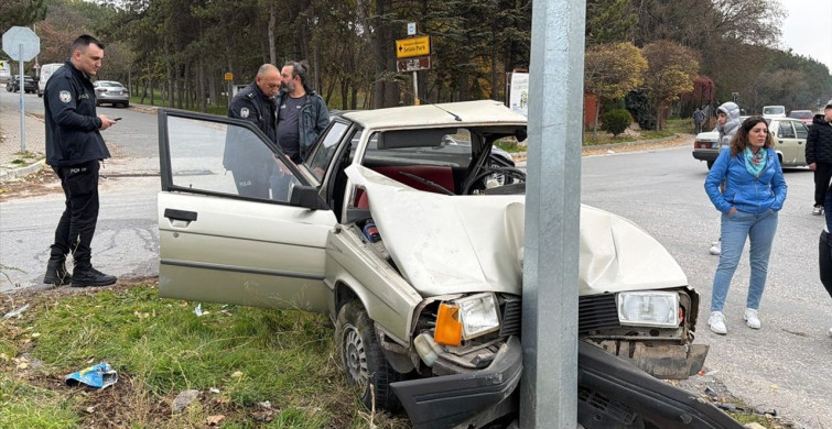 Eskişehir'de Kavşak Kazası: İki Yaralı