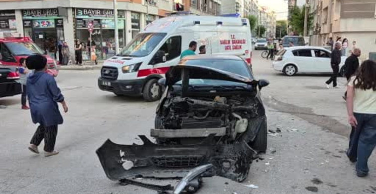 Eskişehir'de kavşakta iki araç çarpıştı: İki yaralı