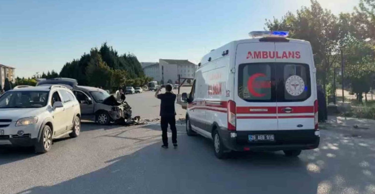 Eskişehir'de kavşakta kamyonet ile hafif ticari araç çarpıştı: 1'i ağır 3 yaralı