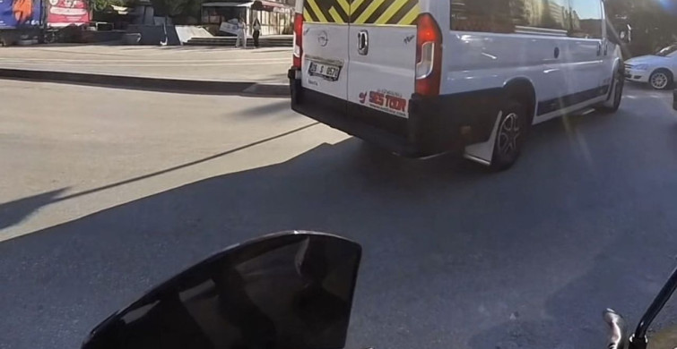 Eskişehir'de kavşakta motosikletliye çarpmaktan kıl payı kurtulan şoför tehlike yarattı