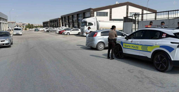 Eskişehir'de kavşakta otomobil ile kamyonet çarpıştı