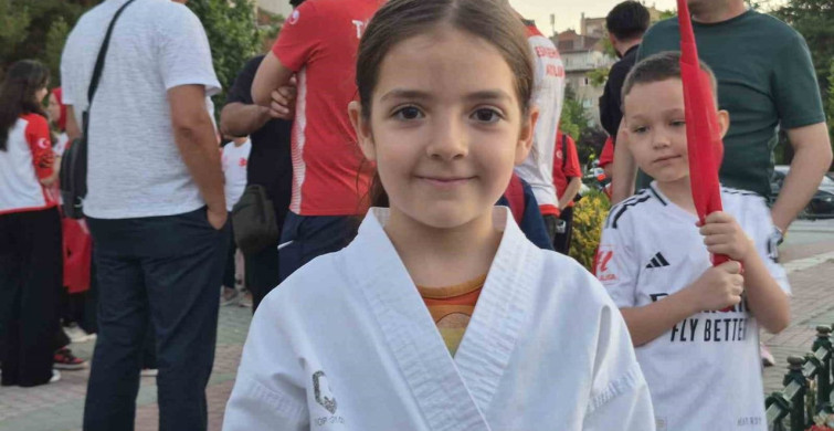 Eskişehir'de miniklerden 15 Temmuz'da anlamlı sancak koşusu