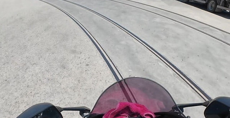 Eskişehir'de motosiklet sürücüsü kamyonla çarpışmaktan son anda kurtuldu