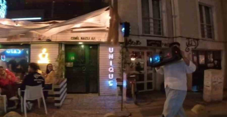 Eskişehir'de müzik çalarla yürüyen kişi tepki çekti
