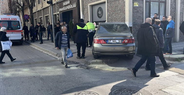 Eskişehir'de Otomobil Yayalara Dalınca 5 Kişi Yaralandı