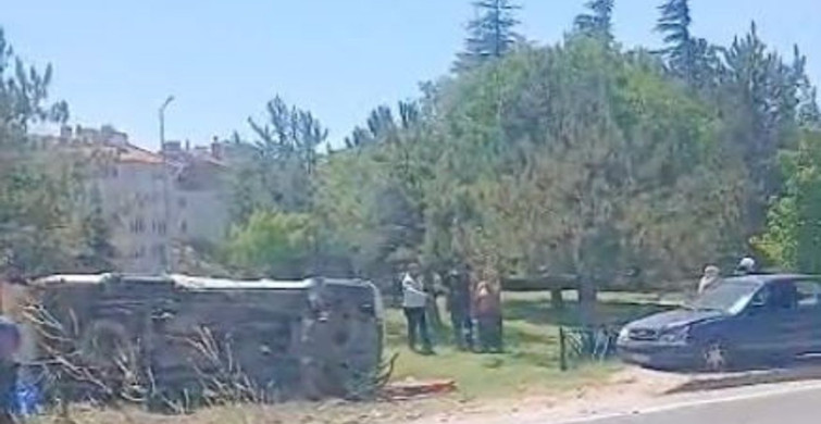 Eskişehir'de otomobil yol kenarına devrildi