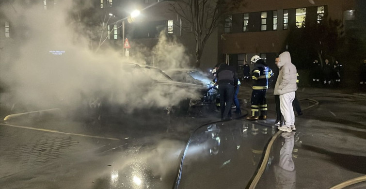 Eskişehir'de Otopark Yangını: İki Araç Kül Oldu