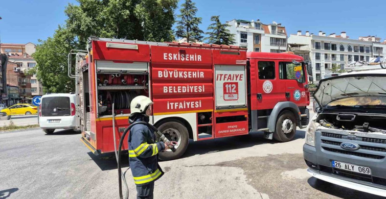 Eskişehir'de park halindeyken navigasyon cihazı patlayan kamyonette yangın çıktı