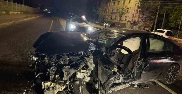Eskişehir'de Refüje Çarpan Araçta Sıkışan Sürücü Kurtarıldı