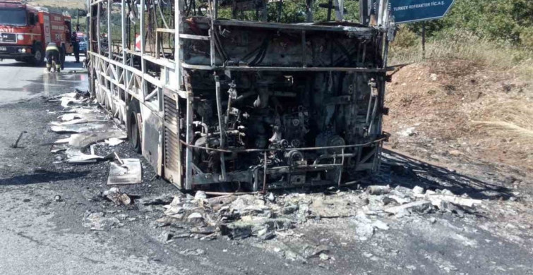 Eskişehir'de seyir halindeki belediye otobüsü motor kısmından alev aldı