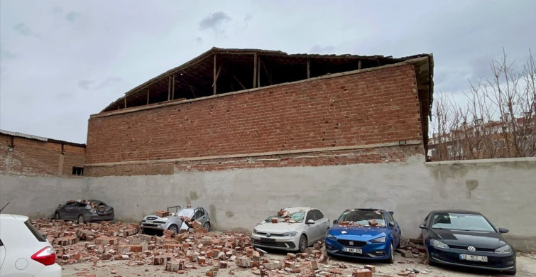 Eskişehir'de Şiddetli Rüzgar 6 Aracı Zarar Berağında