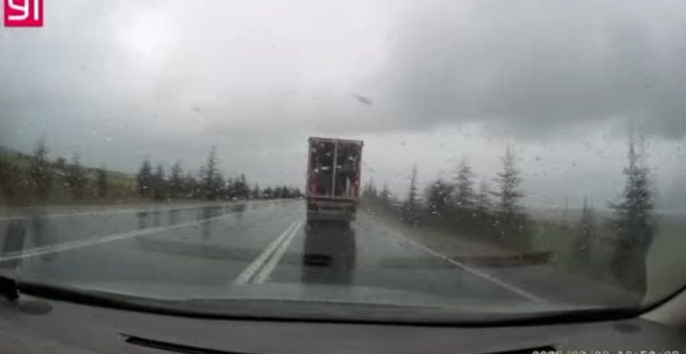 Eskişehir'de Tırın Otomobile Çarpması: 1 Ölü, 2 Yaralı