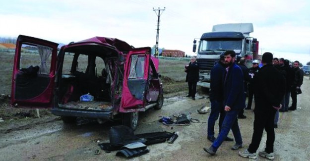 Eskişehir'de Tır'la Hafif Ticari Araç Çarpıştı, Baba ile Oğlu Öldü