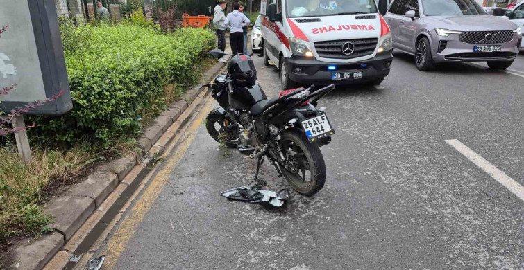 Eskişehir'de Trafik Kazası: U Dönüşü Yapan Otomobil Motosikletle Çarpıştı