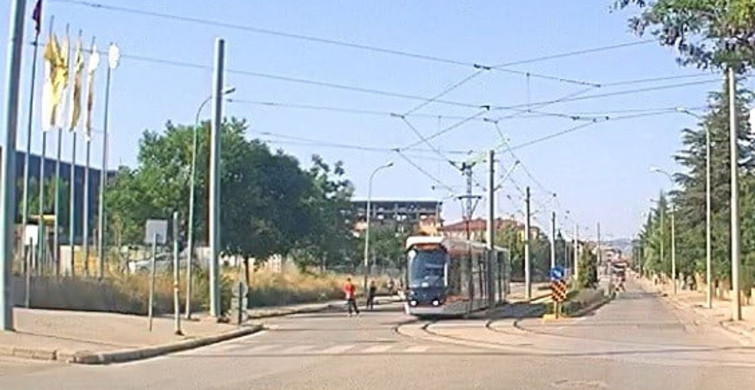 Eskişehir'de tramvaydan tutunan çocukların tehlikeli yolculuğu