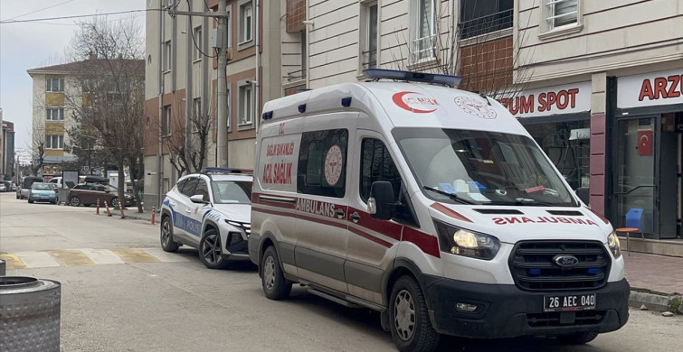 Eskişehir'de Üvey Oğul Tarafından Bıçaklanan Kişi Hastaneye Kaldırıldı