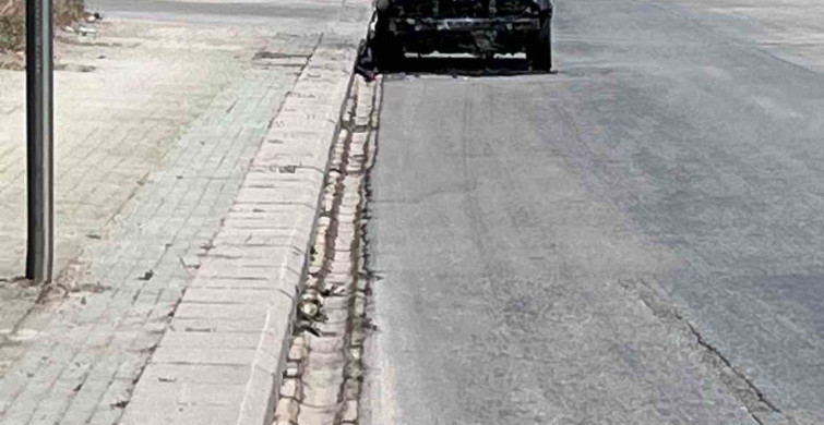 Eskişehir'de yol kenarında yanmış araç dikkat çekiyor