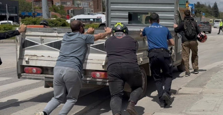 Eskişehir'de Yolda Kalan Kamyonete Yardım Eli