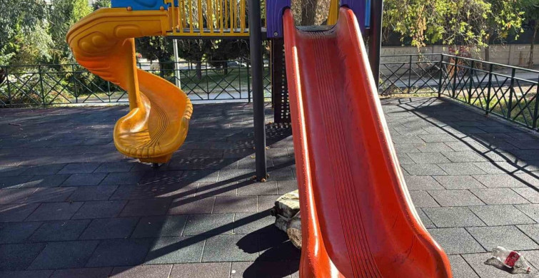 Eskişehir'deki çocuk parkında kaydıraklara yanık yağ döküldü