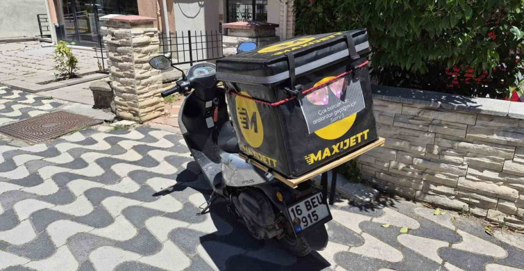 Eskişehir'deki motokurye borçları nedeniyle esprili uyarıda bulundu