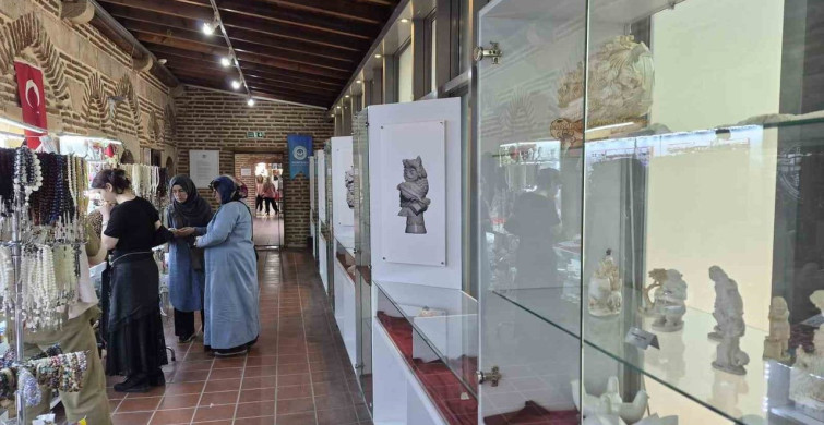 Eskişehir'deki tarihi külliyede lüle taşı sergisine yoğun ilgi
