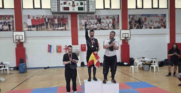 Eskişehirli Kılıç Ustası Mete Işıkadalar İzmir'de Başarıya İmza Attı