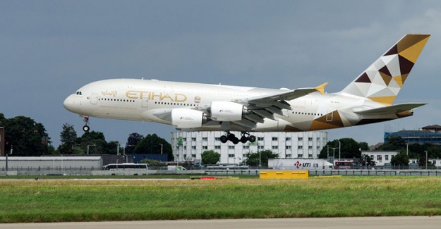 ETIHAD Yolcu Uçağı Havada Yanmaya Başladı